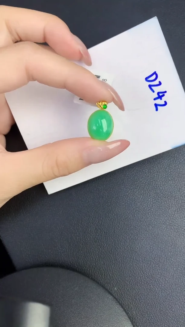 翡翠18K金镶嵌颈饰缅甸天然翡翠A货