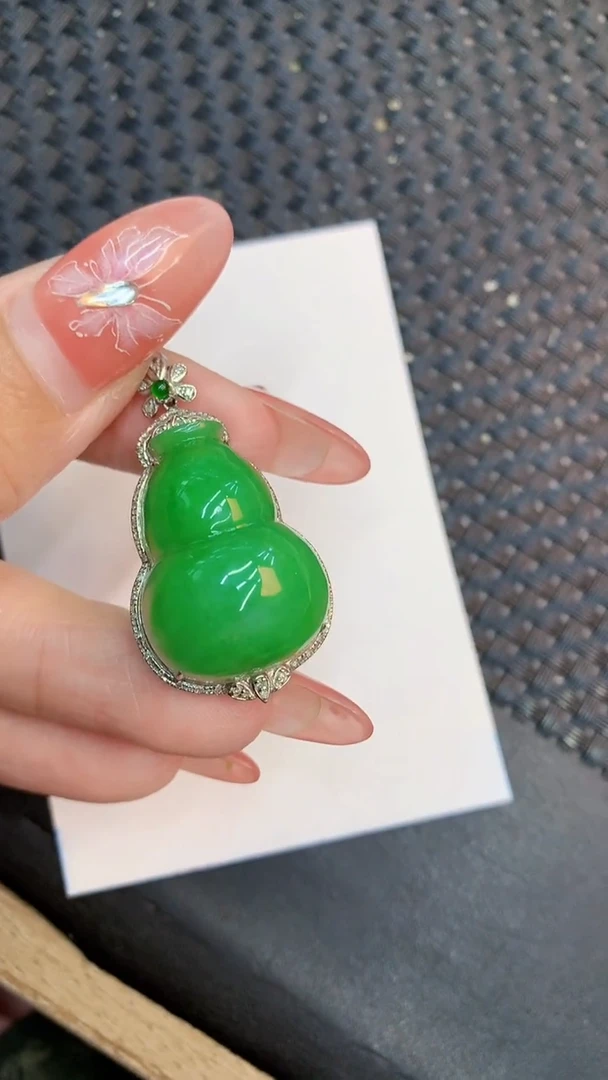 颈饰18K金镶嵌翡翠?1