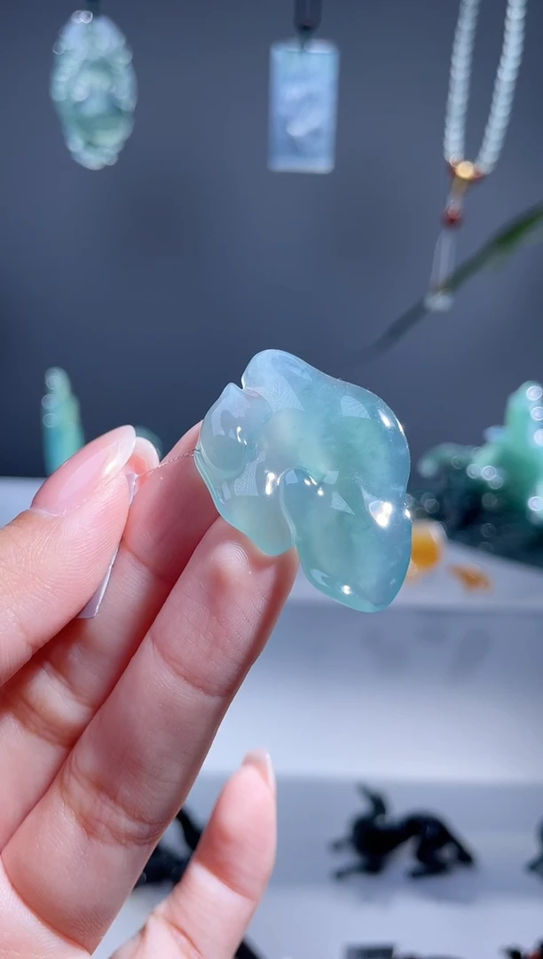 翡翠未镶嵌颈饰随形