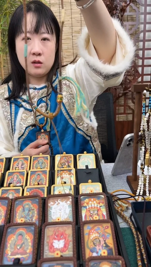 【闪购商品】吊坠湖蓝皮绳-单拍，不退不换