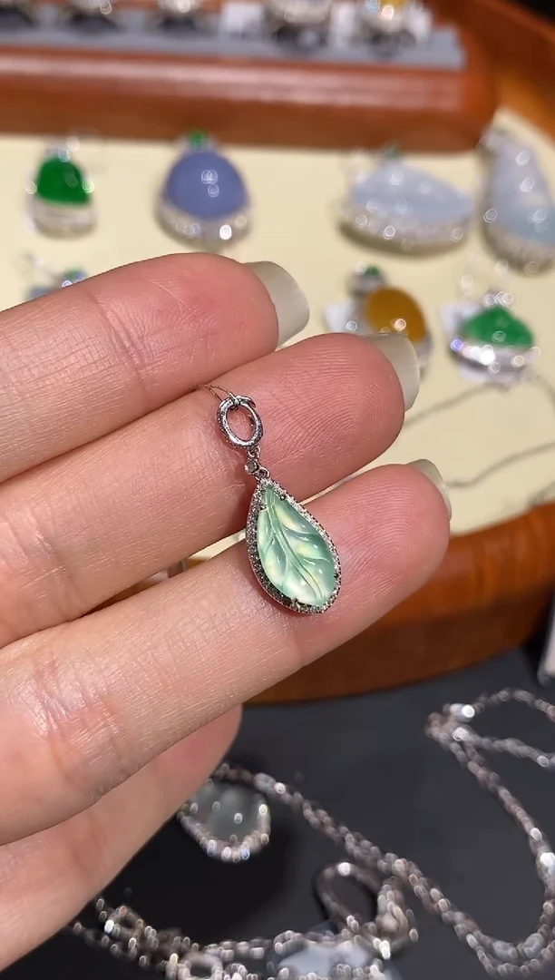 【闪购商品】翡翠颈饰18K金镶嵌吊坠