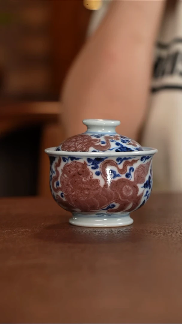 青花釉里红狮子纹炉式盖碗