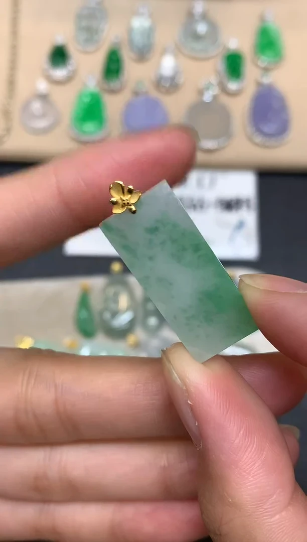 颈饰18K金镶嵌翡翠无事牌【无服务费