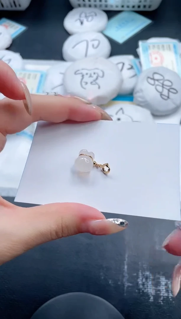 石英质玉未镶嵌颈饰福袋