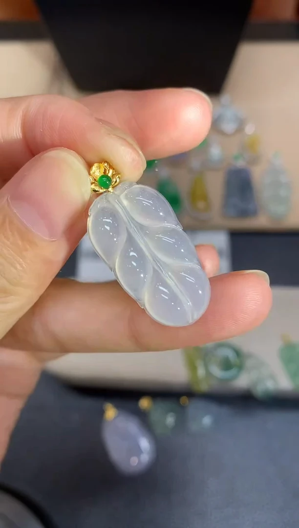 颈饰18K金镶嵌翡翠树叶【无服务费