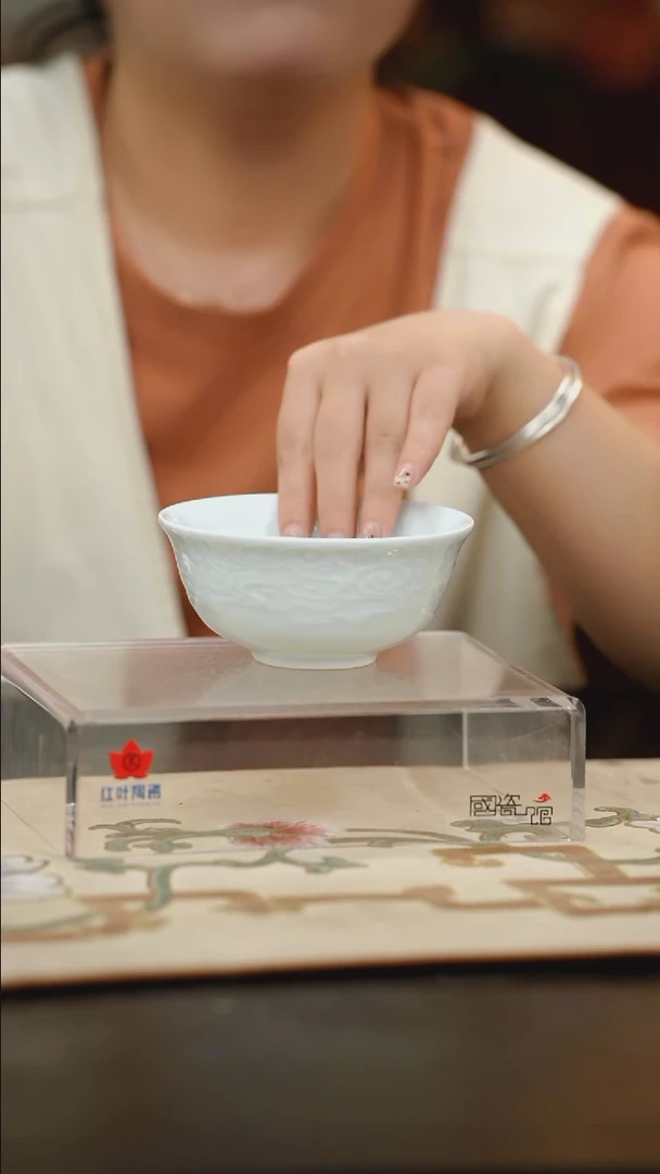 2个正价5寸影青雕刻祥云翅碗