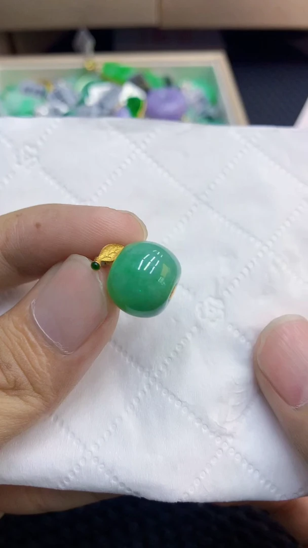 翡翠18K金镶嵌颈饰             1