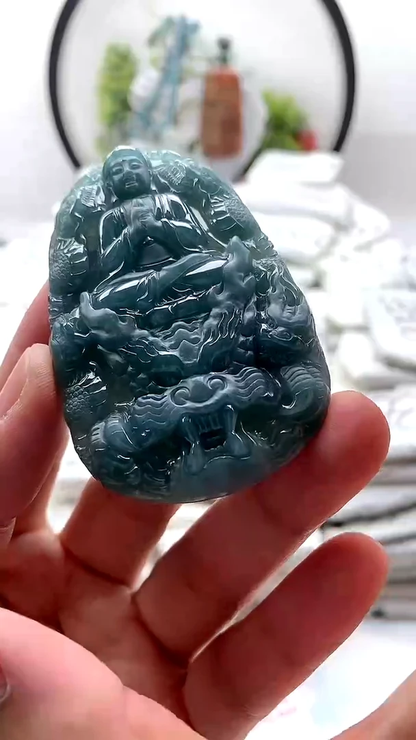 翡翠未镶嵌颈饰大日如来