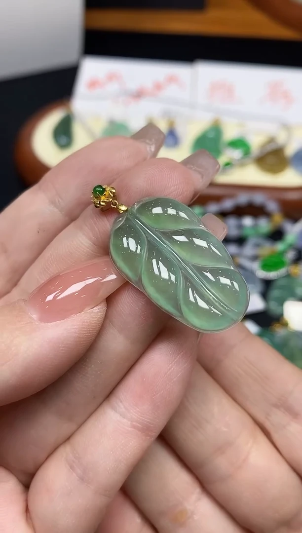 吊坠(不含链)18K金镶嵌翡翠叶子18K金扣镶嵌@@CMT