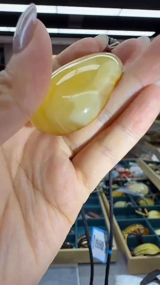 琥珀颈饰未镶嵌275秒拍号 假一罚三