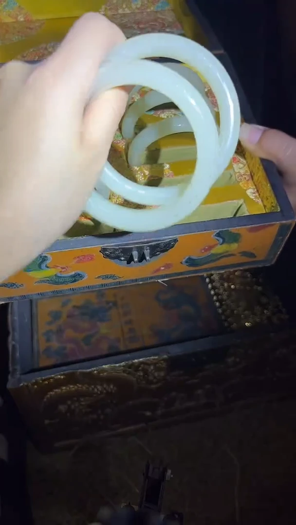 和田玉手镯未镶嵌手镯.1对.扁细.羊油白