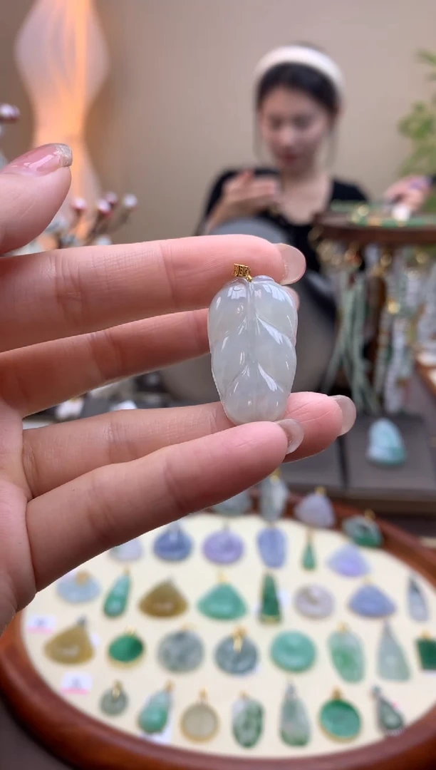 翡翠18K金镶嵌颈饰叶子