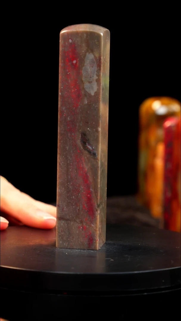 昌化石牛角鸡血石