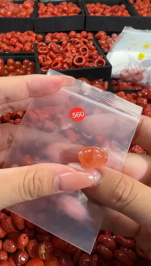 南红玛瑙未镶嵌颈饰1