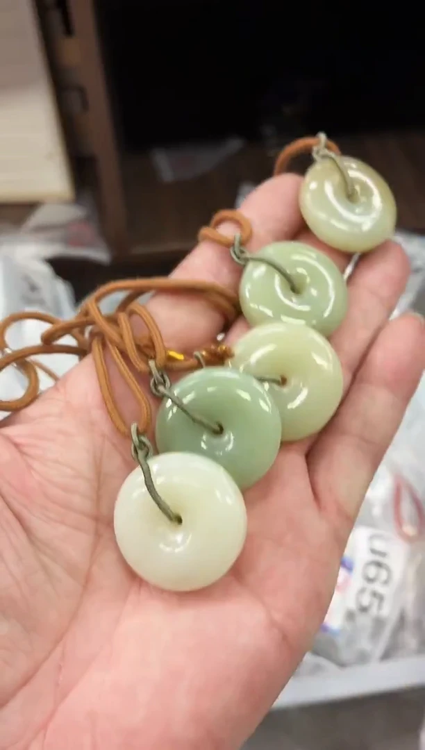 吊坠(赠链)未镶嵌和田玉PJ817多样性其一