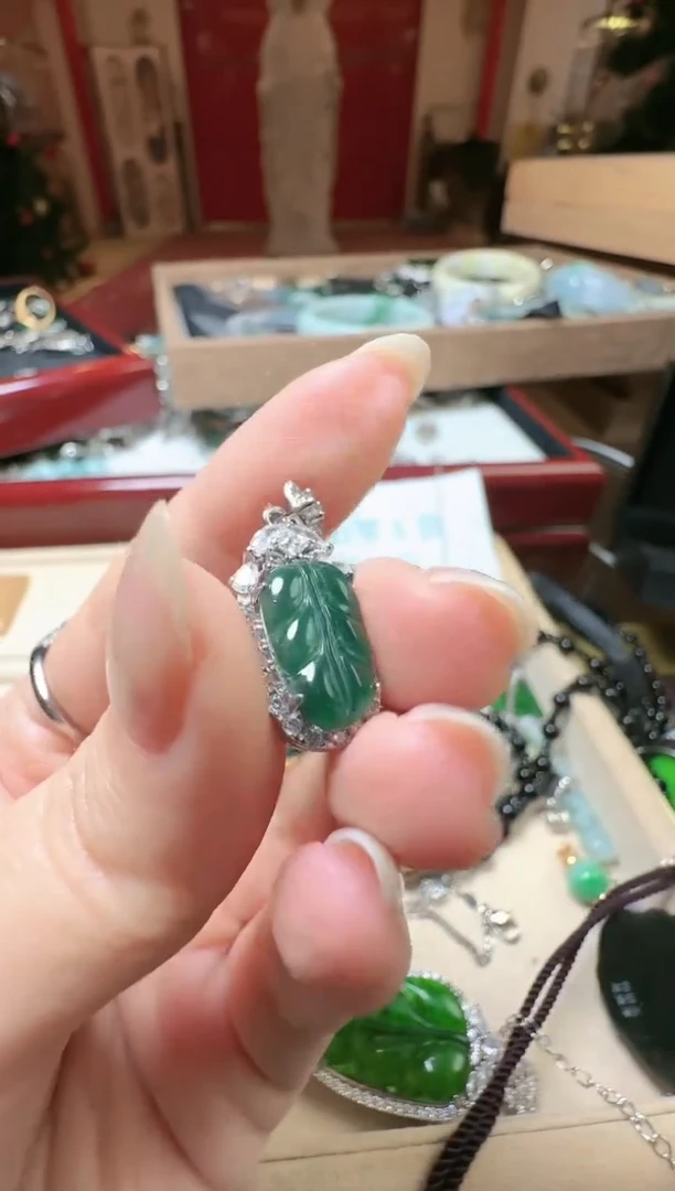 【闪购商品】翡翠吊坠(不含链)未镶嵌翡翠