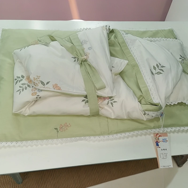 卡儿通品牌的婴儿被褥（小）