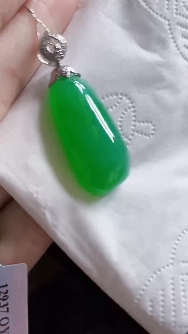 颈饰18K金镶嵌翡翠瓜