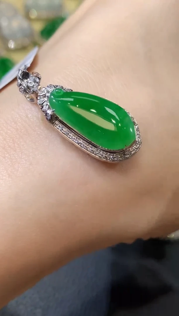 【闪购商品】翡翠吊坠(不含链)18K金镶嵌C23