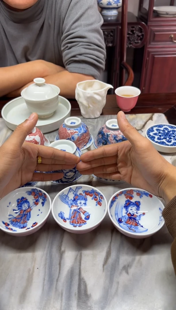 用****0天义华 青花釉里红事事如意卧足杯