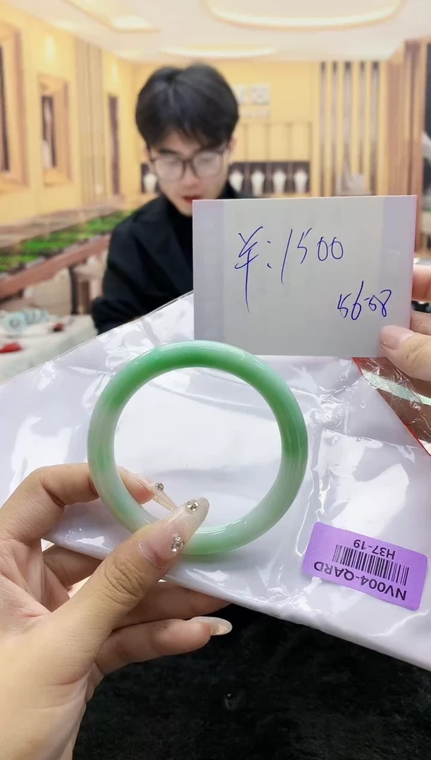 【闪购商品】翡翠手镯未镶嵌      H37-19