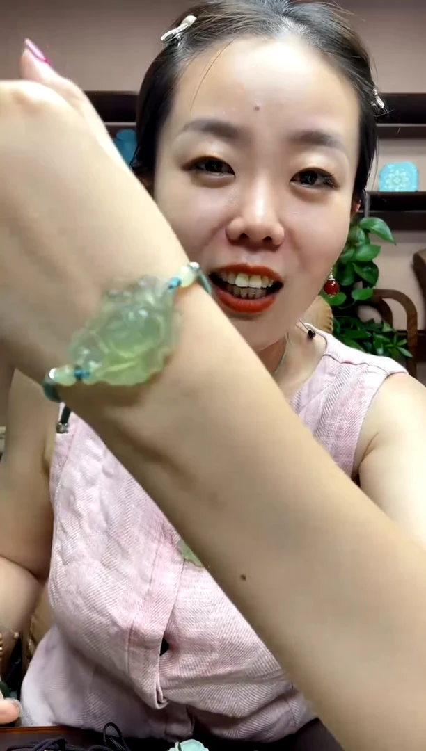 岫玉未镶嵌颈饰多样性发货发其中之一