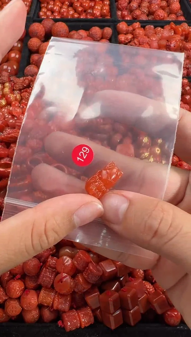南红玛瑙未镶嵌颈饰1