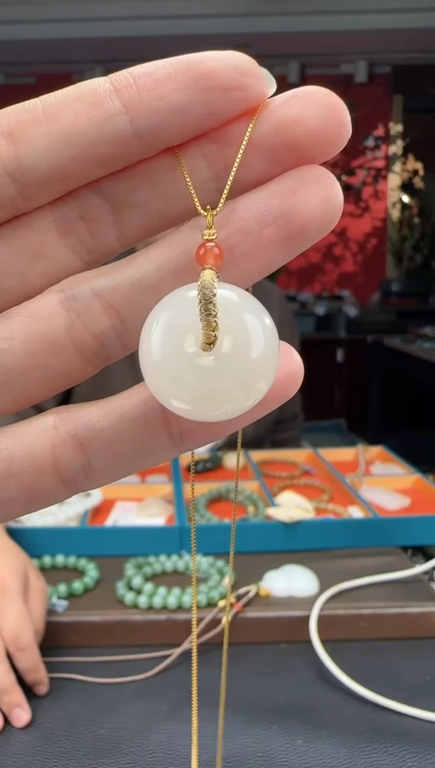 颈饰18K金镶嵌和田玉白玉平安扣