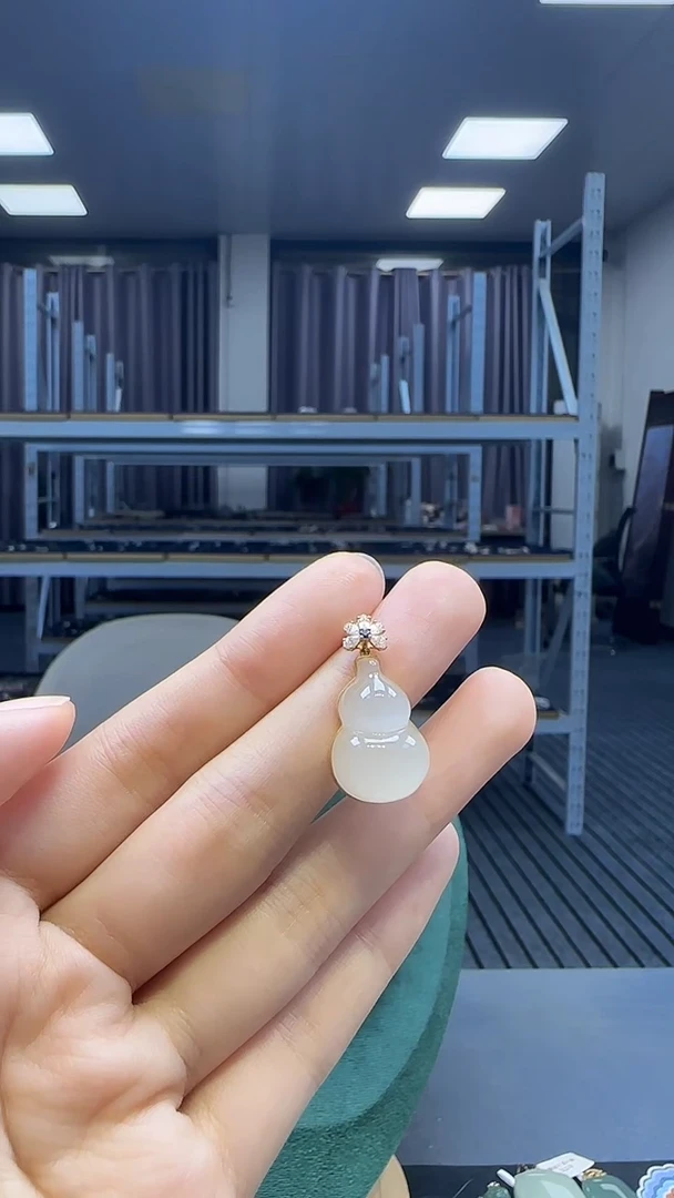 18K金镶嵌和田玉挂件1