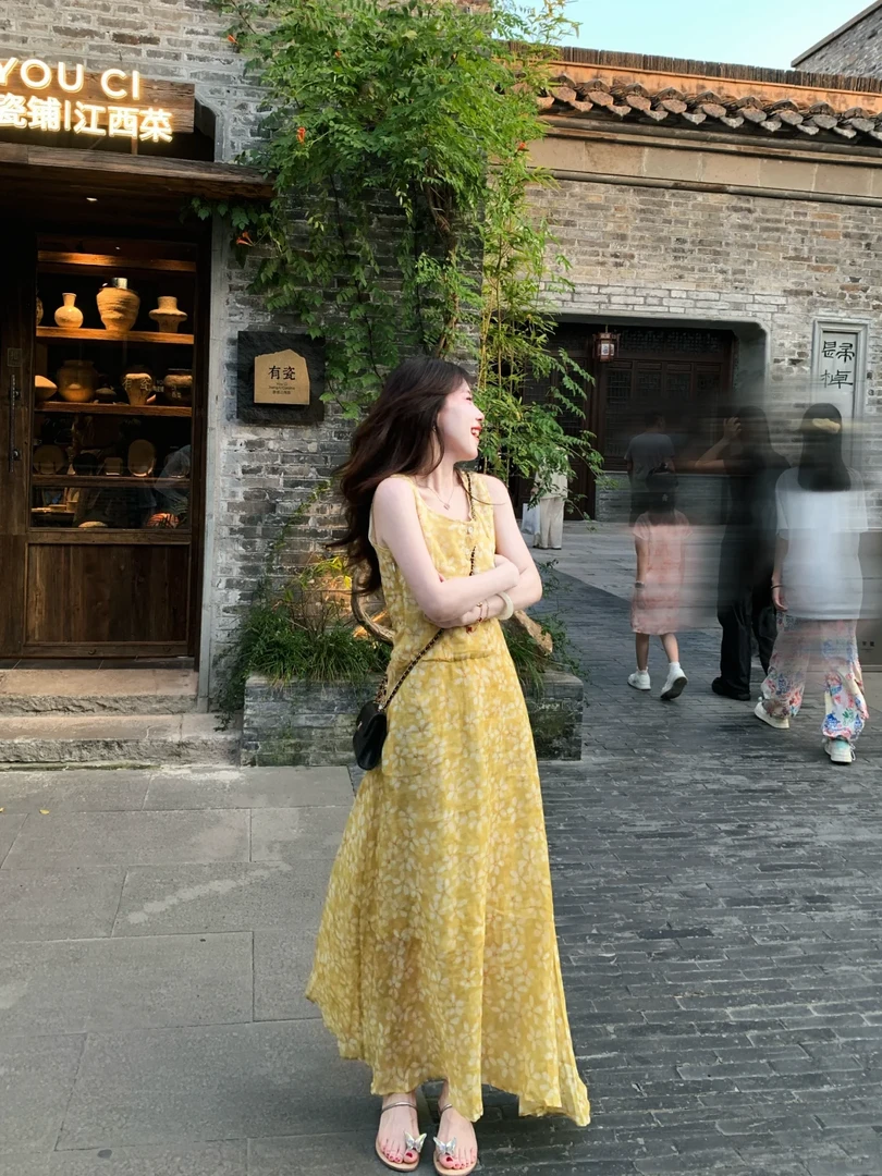 法式黄色无袖背心碎花吊带连衣裙女夏季2025新款海边度假气质长裙