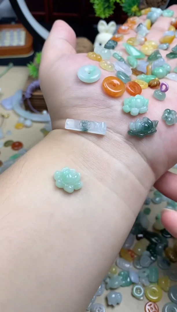 颈饰未镶嵌翡翠?*蓬翡翠