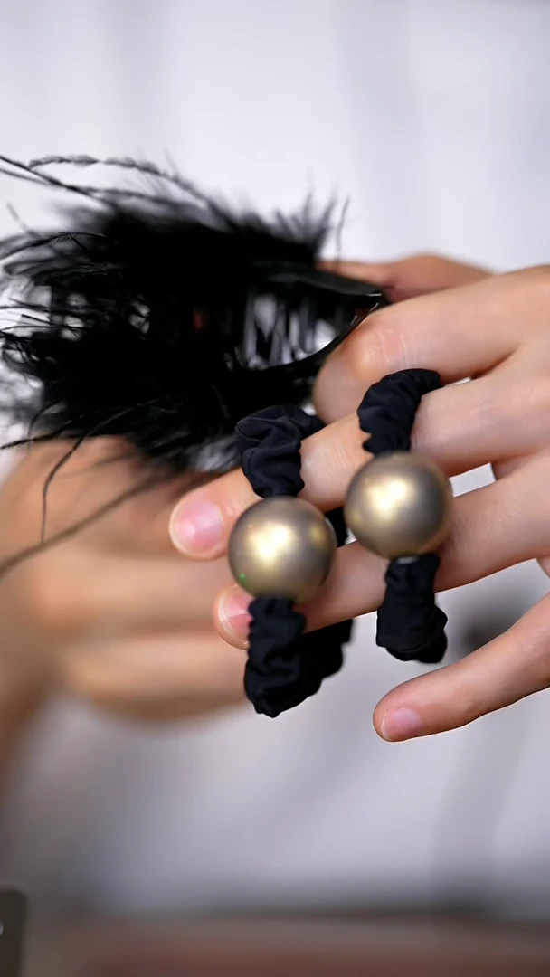 黔东南苗族刺绣转运珠两个和抓夹