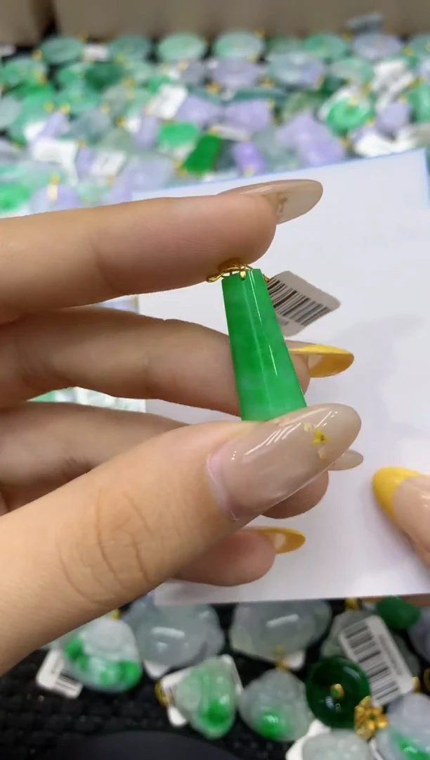 颈饰18K金镶嵌翡翠天然麻烦翡翠A货