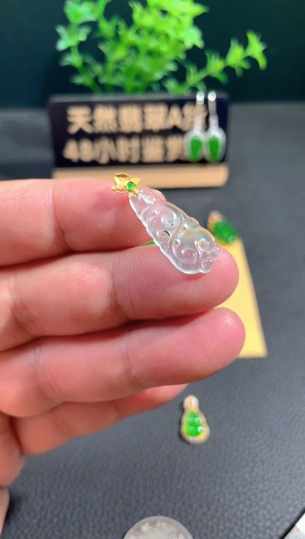 【闪购商品】翡翠颈饰18K金镶嵌翡翠