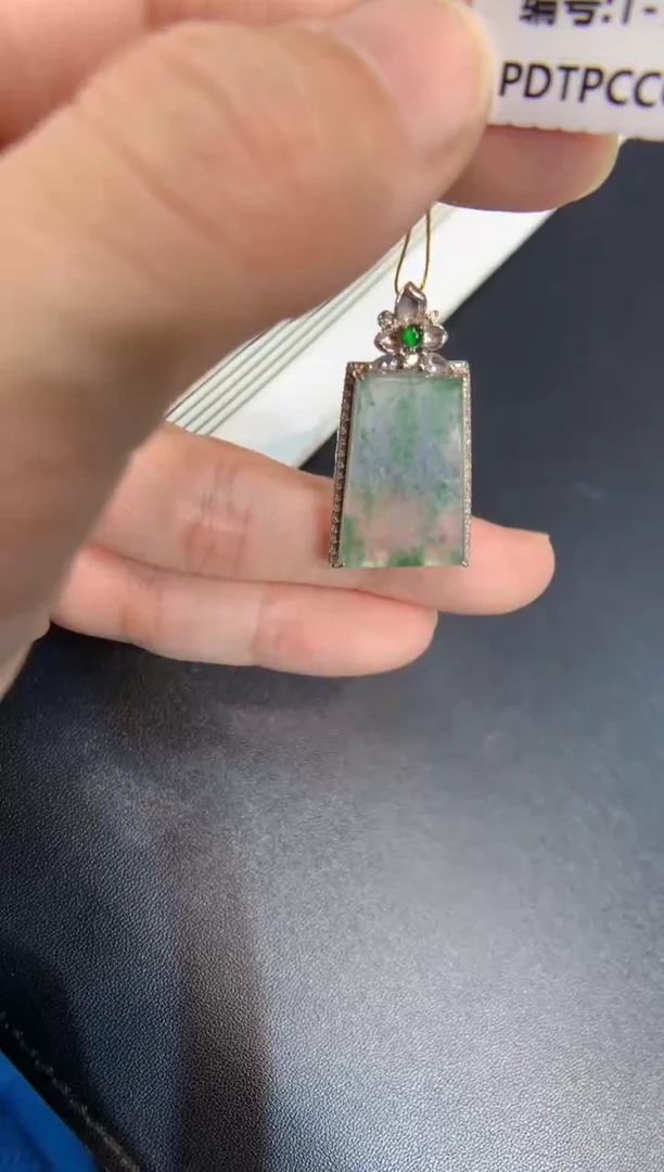 颈饰18K金镶嵌翡翠无事牌