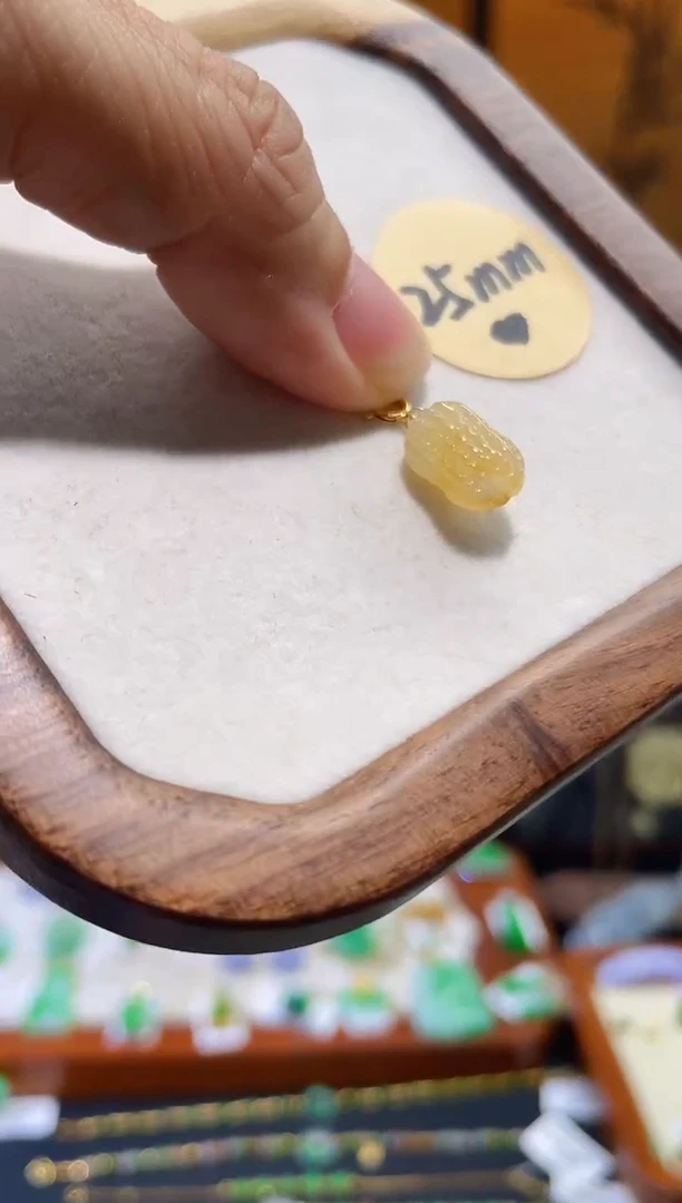颈饰18K金镶嵌翡翠花生