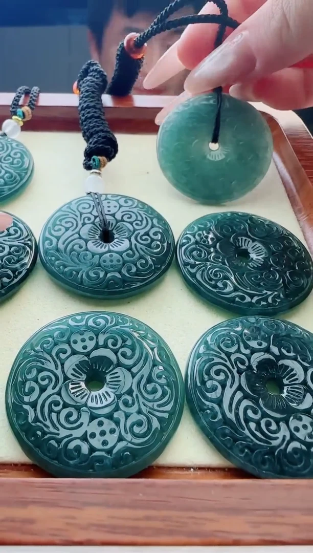 颈饰未镶嵌翡翠多样性发其中一