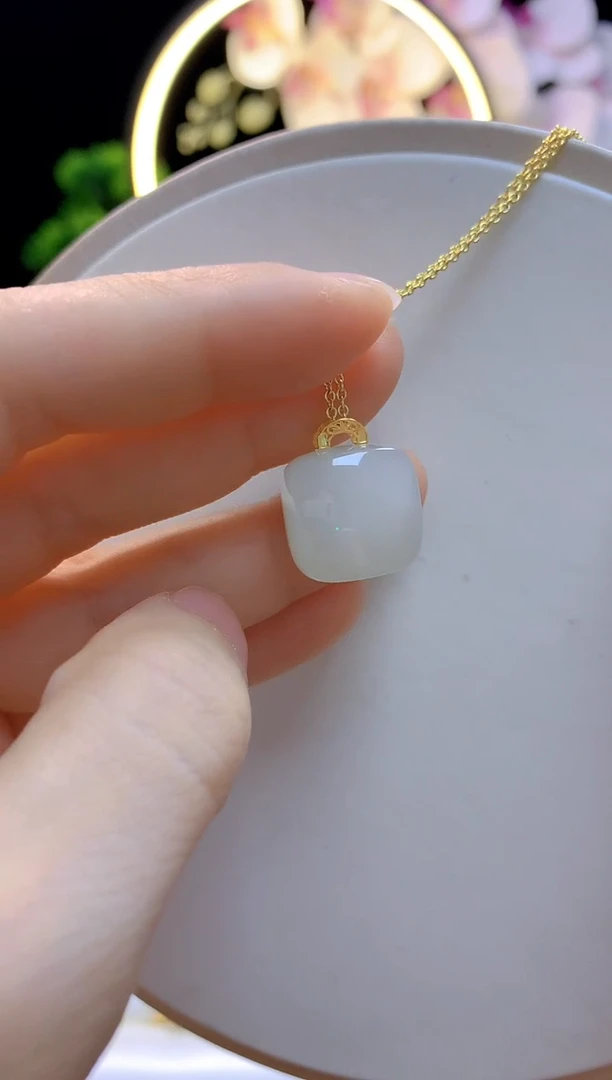 和田玉18K金镶嵌吊坠(赠链)方糖