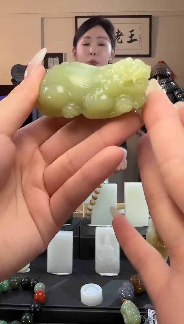 颈饰未镶嵌和田玉黄口貔貅手把