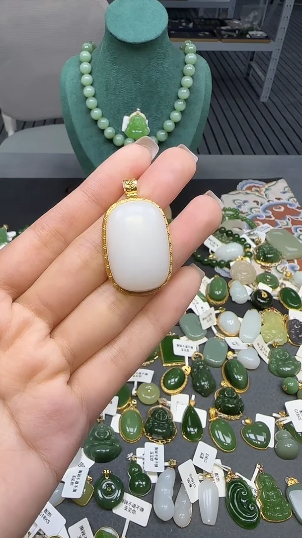 18K金镶嵌和田玉挂件1