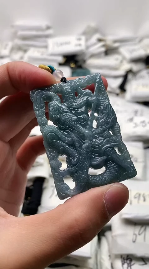 翡翠未镶嵌颈饰关公