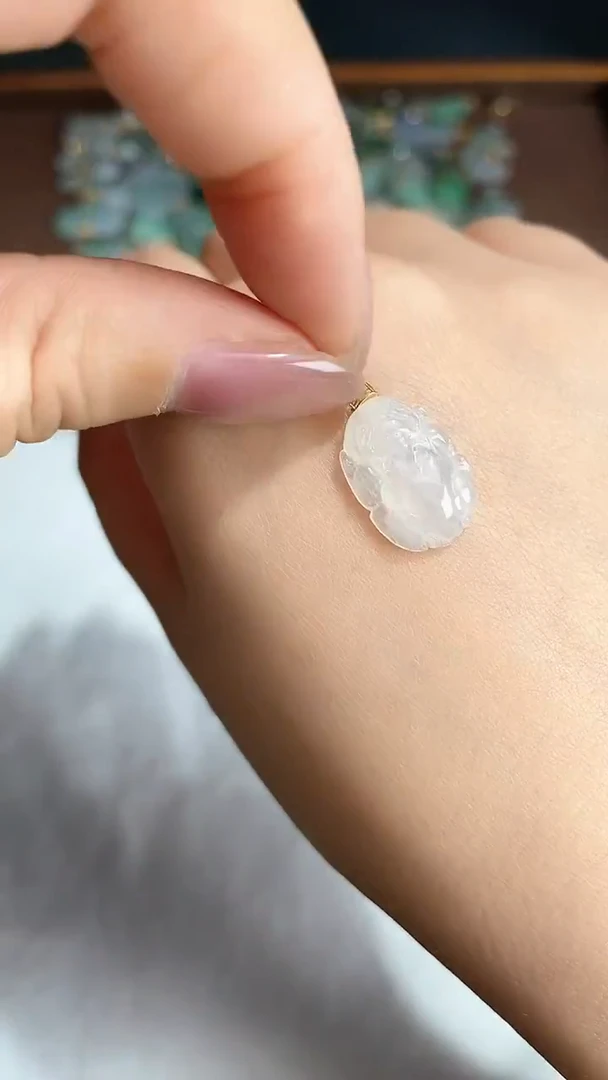 颈饰18K金镶嵌翡翠2025121401