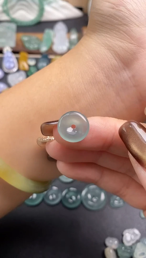 颈饰未镶嵌翡翠平安扣