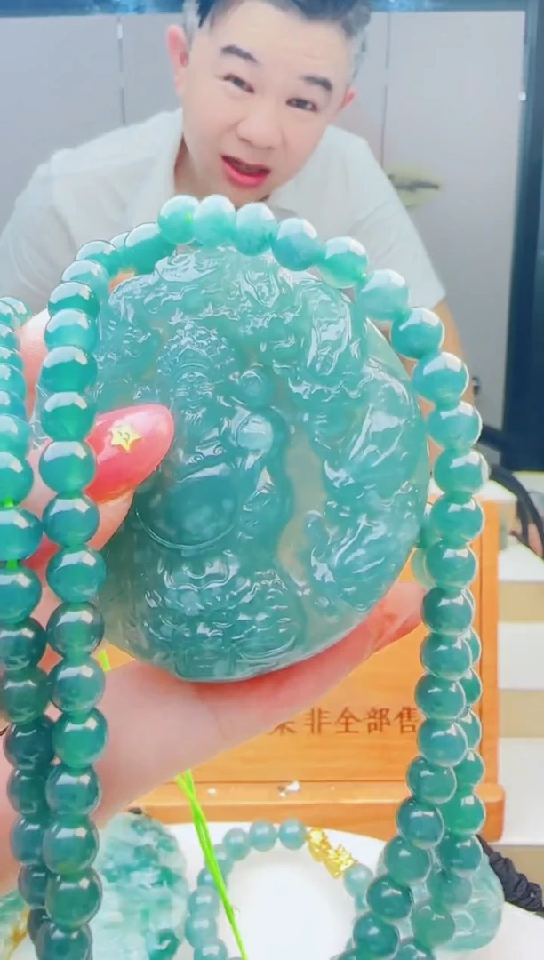 翡翠未镶嵌颈饰多样性发货其中一件