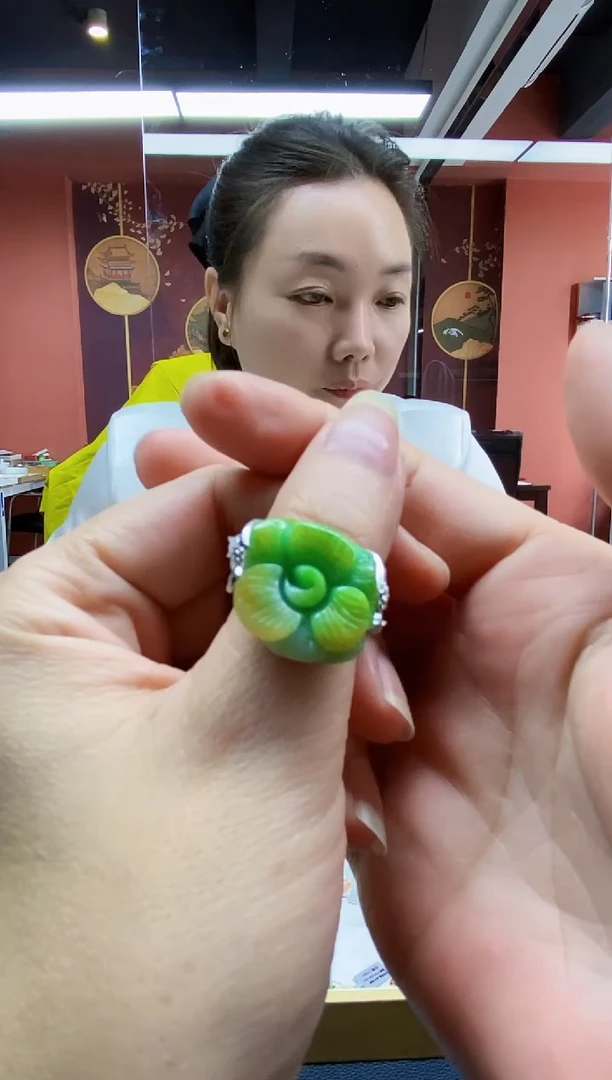 颈饰未镶嵌翡翠戒指