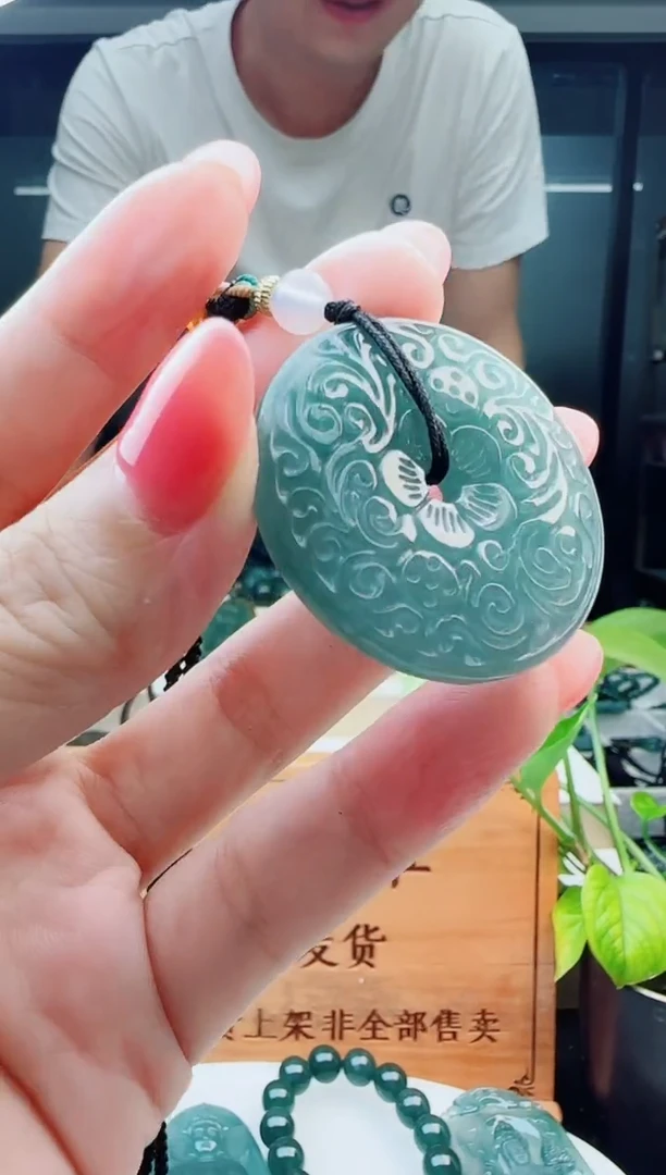 翡翠未镶嵌颈饰多样性发货其中一件