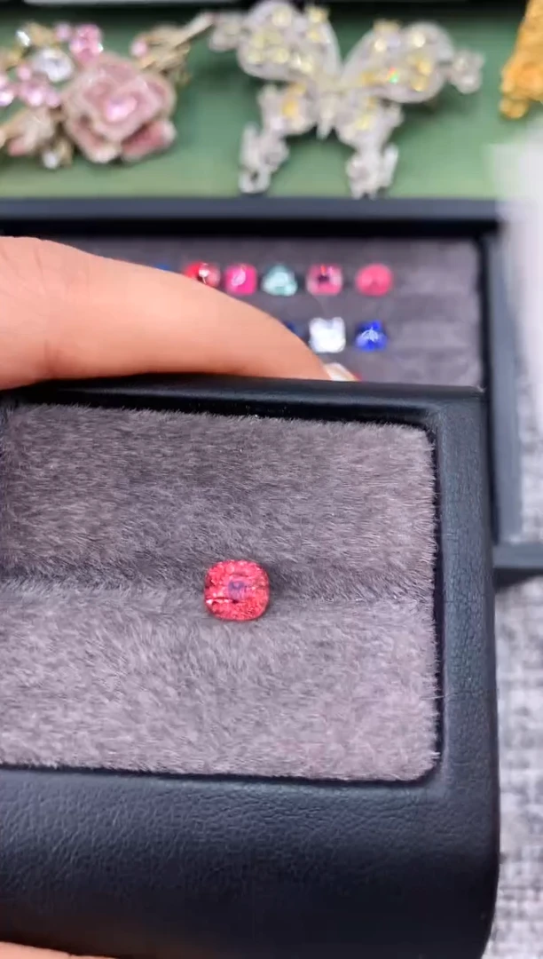 未镶嵌裸石定制尖晶石枕型 火莲花色调 1.50ct