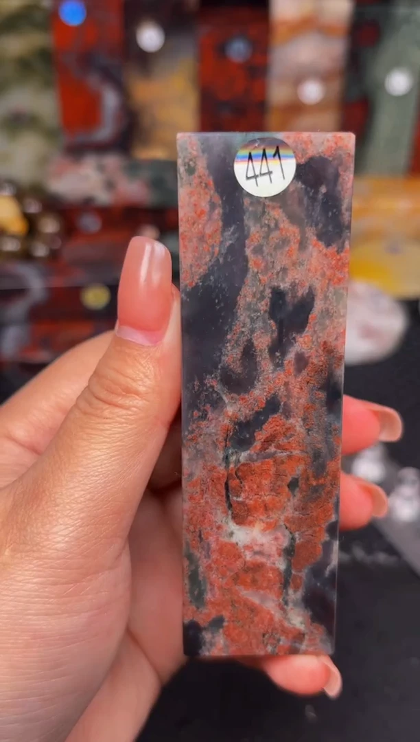 玉桂林鸡血玉摆件 编号：441