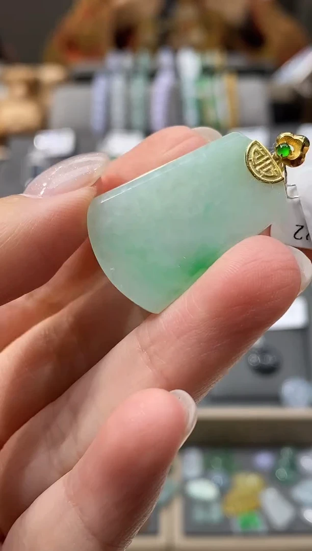 颈饰18K金镶嵌翡翠无事牌