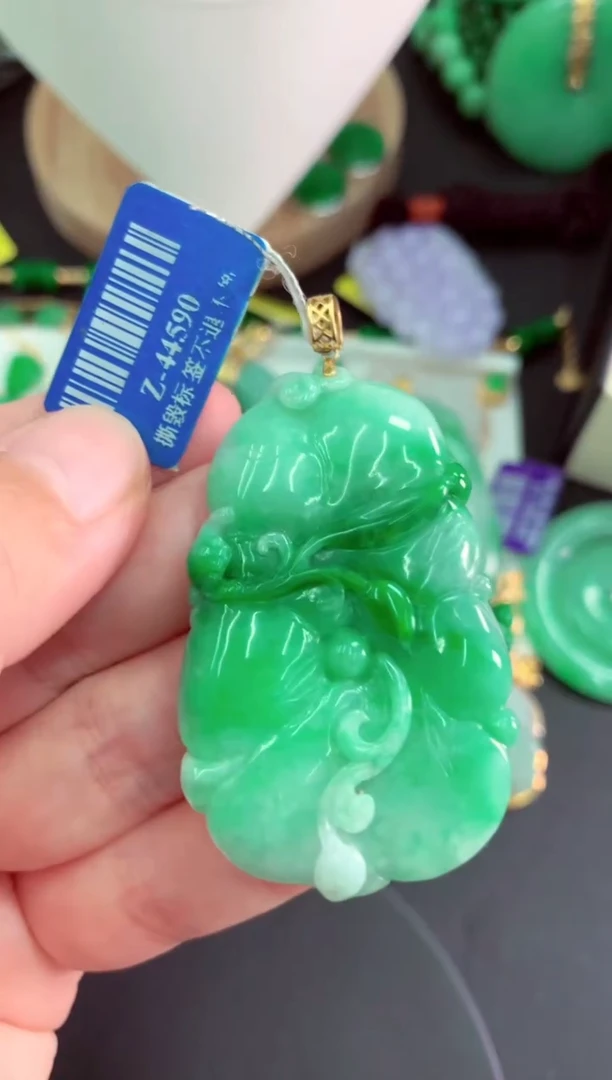 颈饰18K金镶嵌翡翠挂件